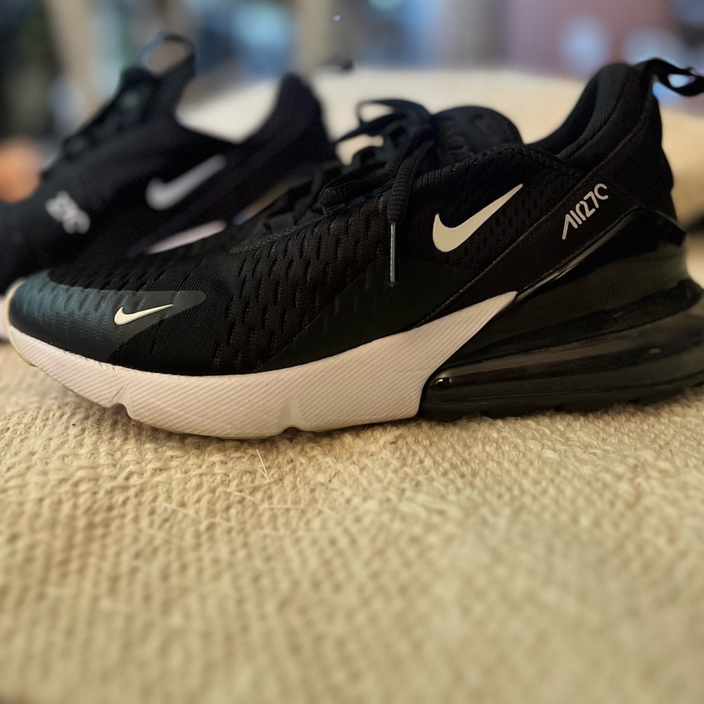 NIKE Air Max 270 Big Kids in Black/White